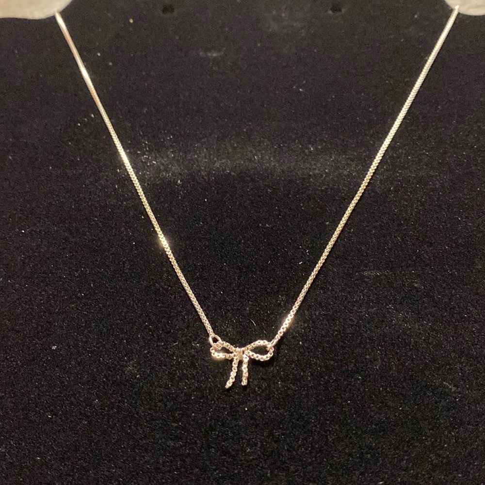 Elegant Silver Tone Necklace with Bow Pendant